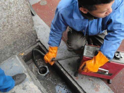 前海街道疏通下水道