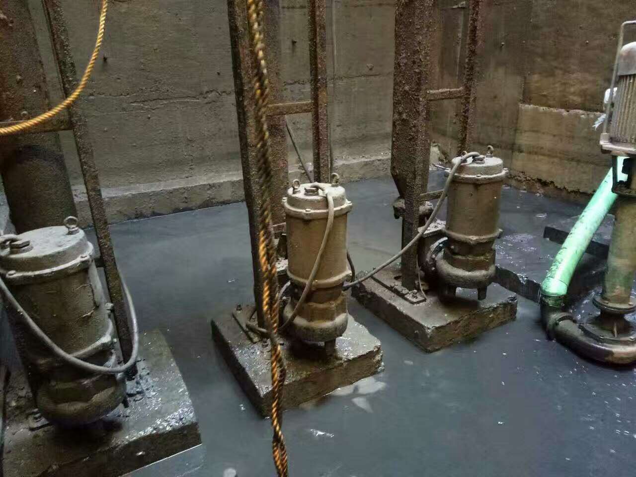 前海街道污水池清理